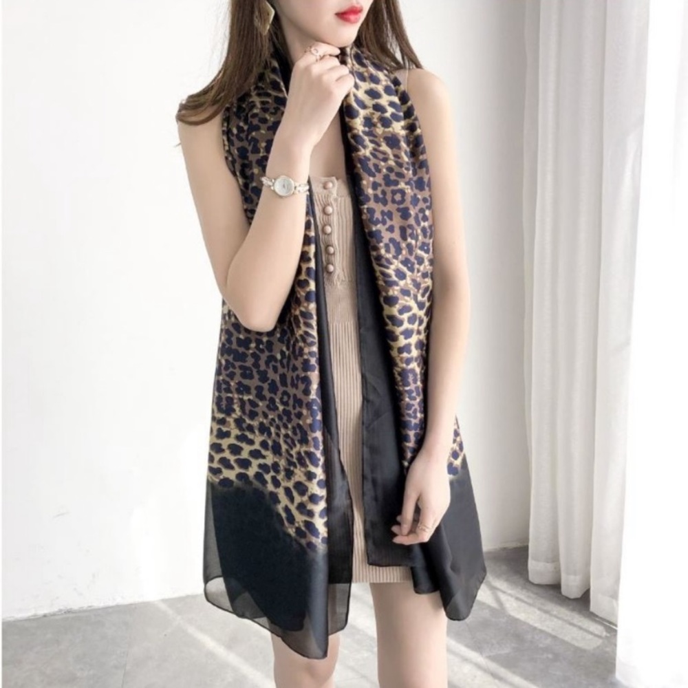 ❤️ONE LEFT.  🌈Gorgeous Leopard scarf/shawl❤️ - Picture 4 of 6